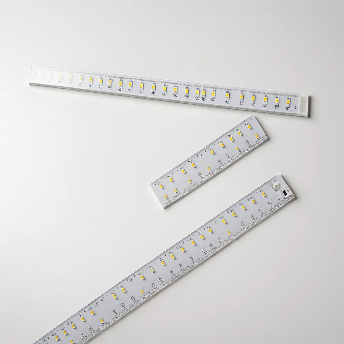 Dimension diagram: 30 cm LED strip bar with length marker, USB charging port, PIR sensor lens and magnetic back